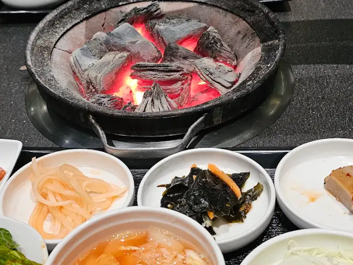석쇠 위에서 익어가는 고기와 숯불