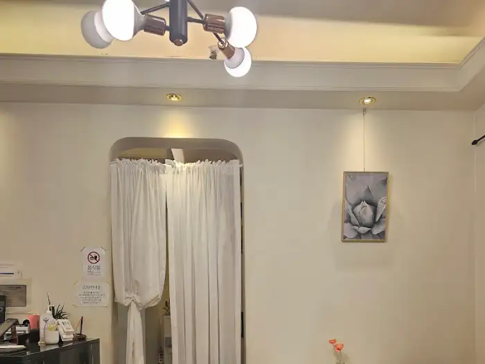 천장에 달린 샹들리에와 벽에 걸린 액자