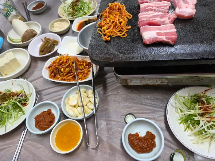 다양한 곁들임 반찬과 소스가 준비된 식탁