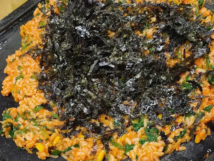 김치볶음밥 위에 듬뿍 올라간 김가루