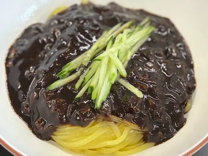 짜장 소스가 듬뿍 올라간 짜장면