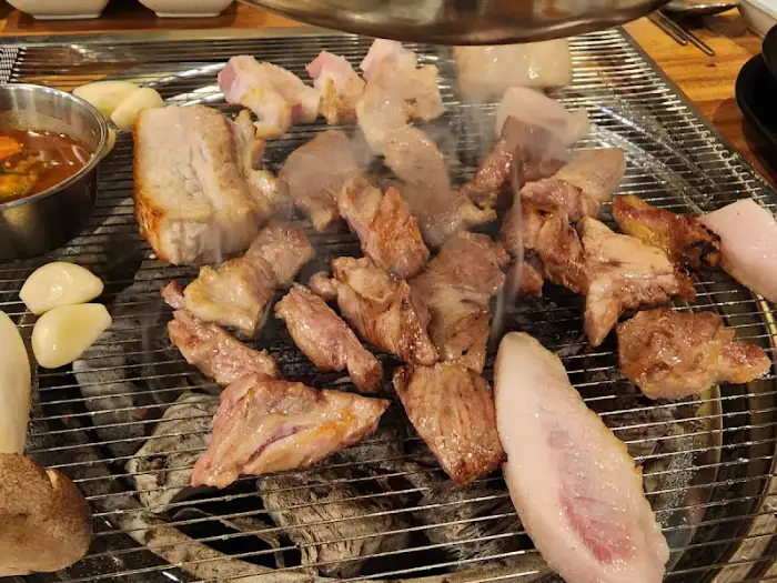참숯 위에서 익어가는 다양한 돼지고기 부위
