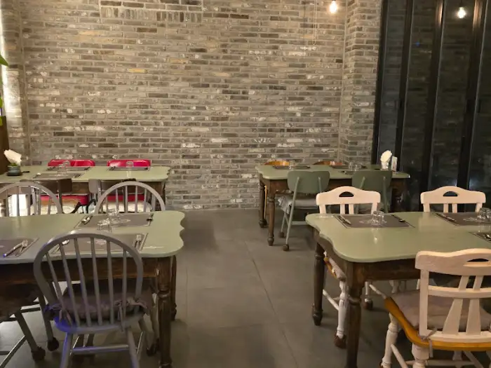 테이블 세팅이 된 식사 공간