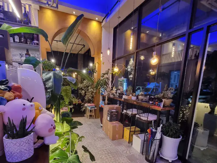 화려한 조명과 녹음이 우거진 공간