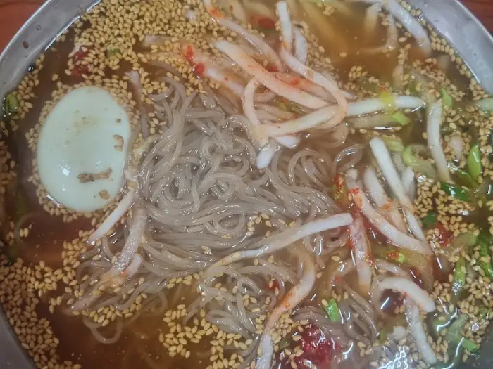 물냉면의 디테일 샷