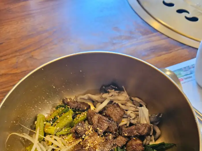 육회 비빔밥의 푸짐한 재료 구성
