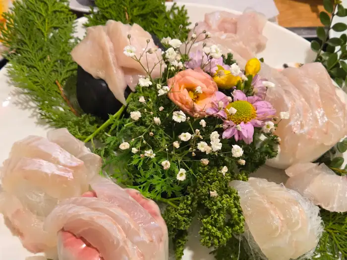 아름다운 꽃으로 장식된 신선한 회 모둠