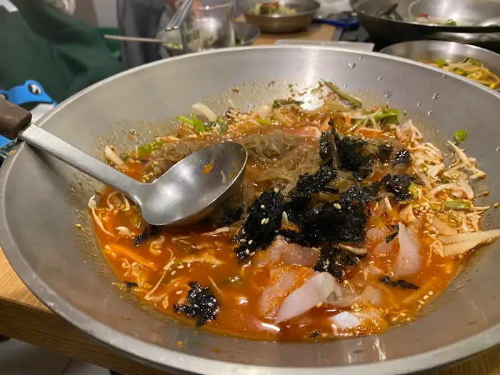 얼큰한 국물의 해물찜 또는 탕 요리