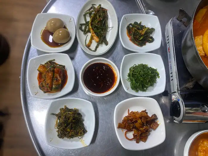 푸짐하게 차려진 밑반찬들