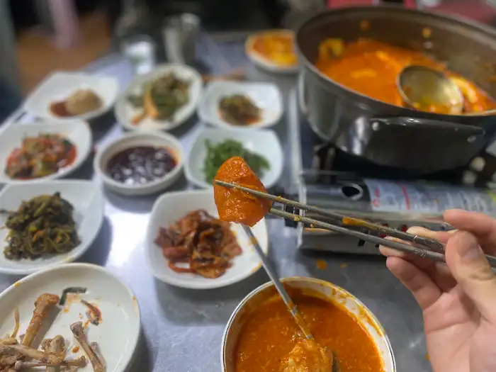 끓고 있는 닭볶음탕 냄비
