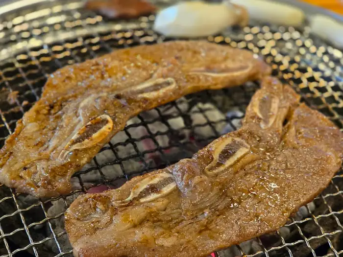 불판 위에서 구워지는 LA갈비