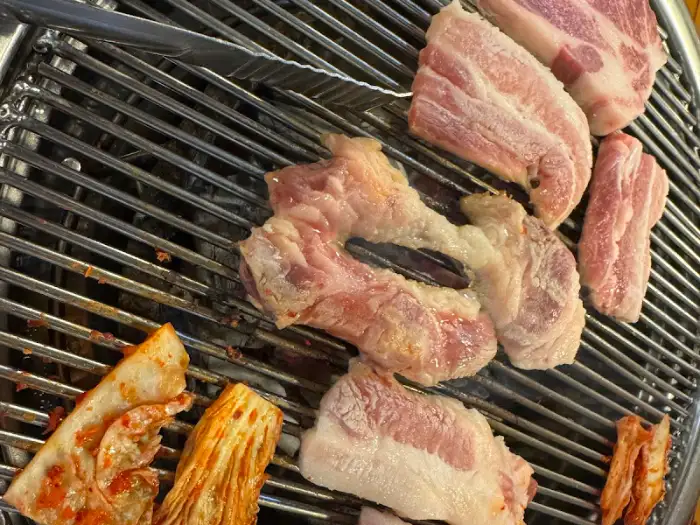 양념이 잘 배어있는 LA갈비 덩어리들