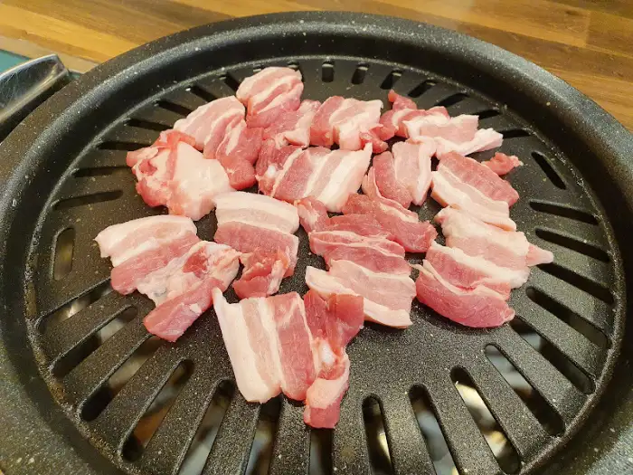 신선한 삼겹살 덩어리