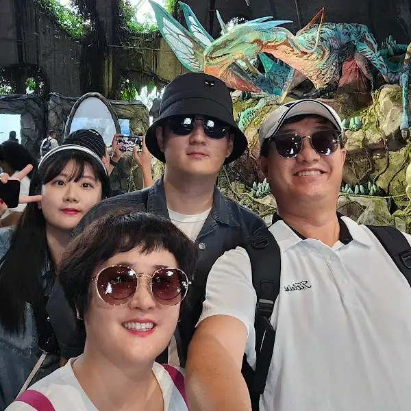 사람들이 함께 식사하는 모습