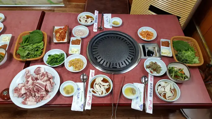 다양한 반찬과 함께 차려진 식탁