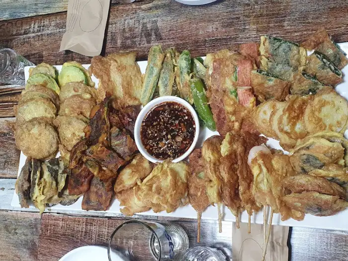 모듬전 클로즈업. 각 전의 재료와 질감이 생생하게 보인다.