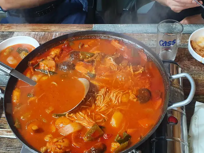 김치찌개 근접 촬영. 붉은 국물과 푸짐한 건더기가 인상적이다.