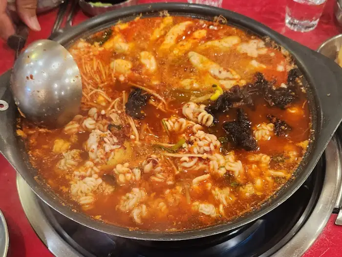 알탕 국물 떠내는 모습