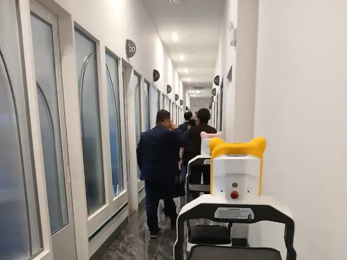룸으로 향하는 복도
