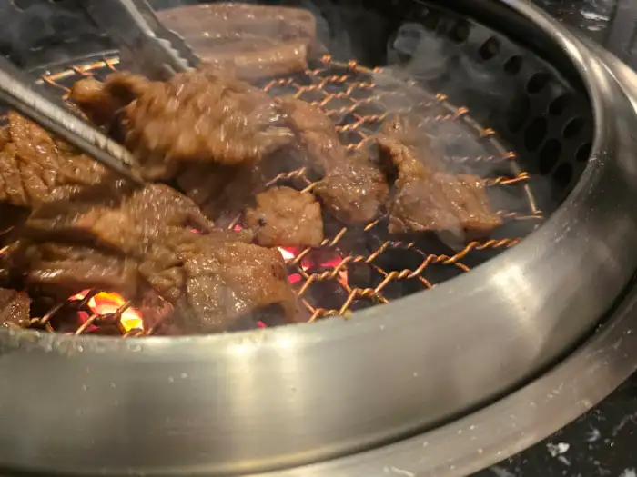 숯불에 구워지는 고기