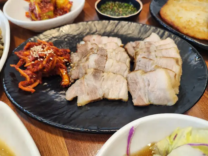 부드러운 수육과 곁들임 찬