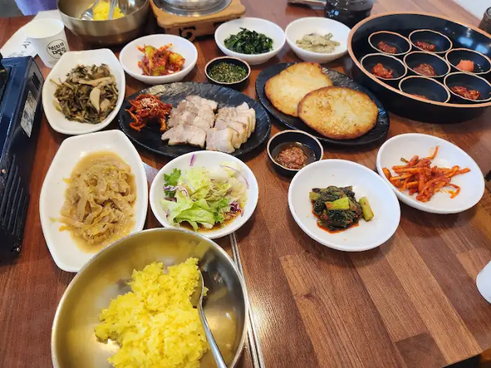 테이블 위 다양한 반찬과 밥