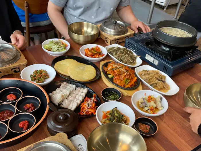 푸짐하게 차려진 한정식 상차림