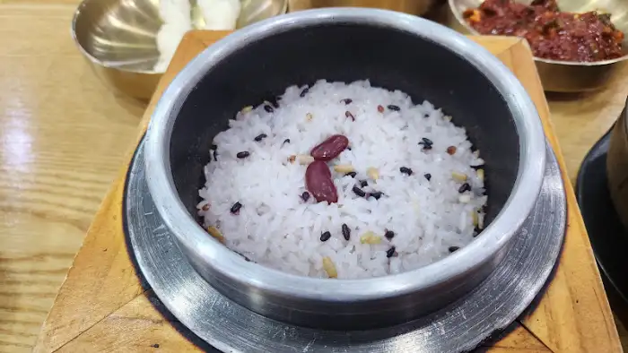 잡곡밥이 담긴 밥공기