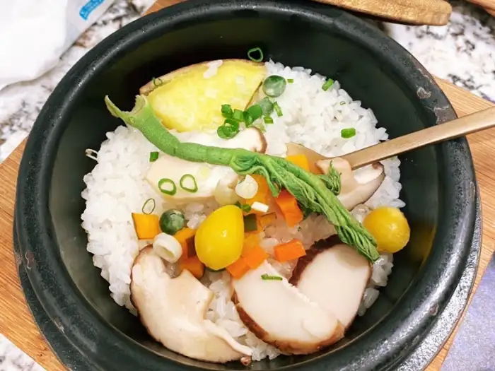 솥밥에 올려진 갖가지 고명