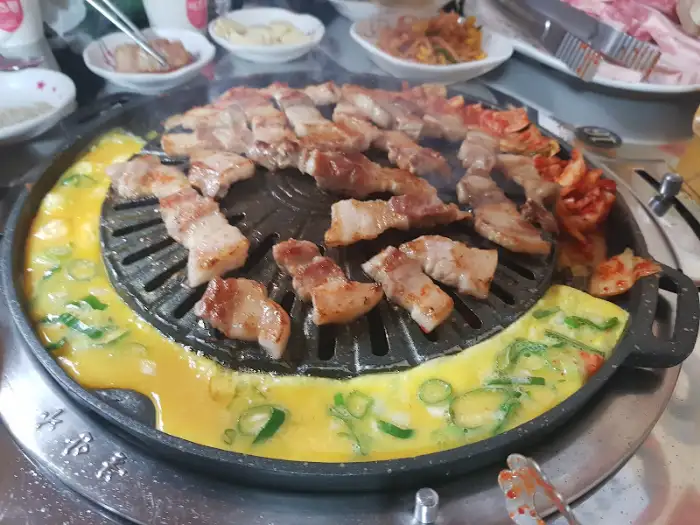 다 익은 삼겹살 조각들