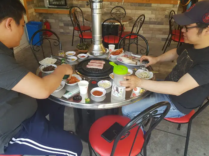 사람들이 식사 중인 가게 내부 모습