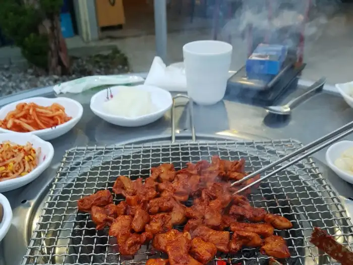 구워지고 있는 매콤한 돼지고기 조각들