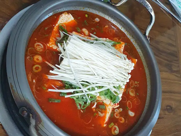 두부와 채소가 담긴 탕