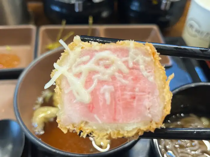 집게로 집은 안심카츠 단면