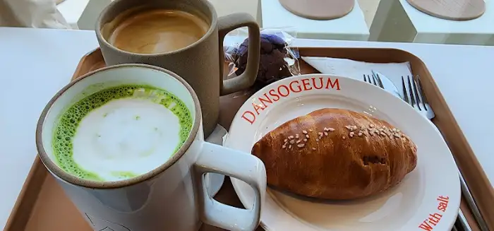 소금빵과 함께 제공된 음료