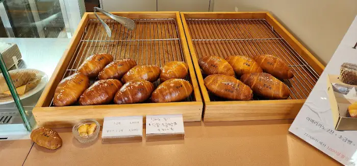 맛있게 진열된 빵들