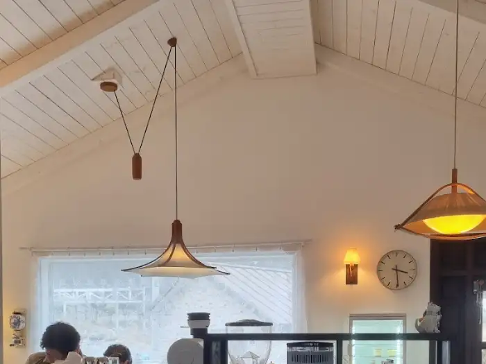 카페 실내 조명과 천장