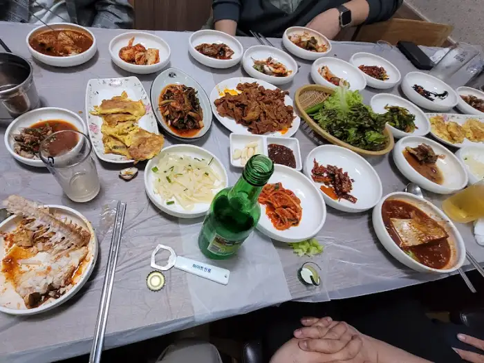 테이블에 차려진 남도 음식 한상차림