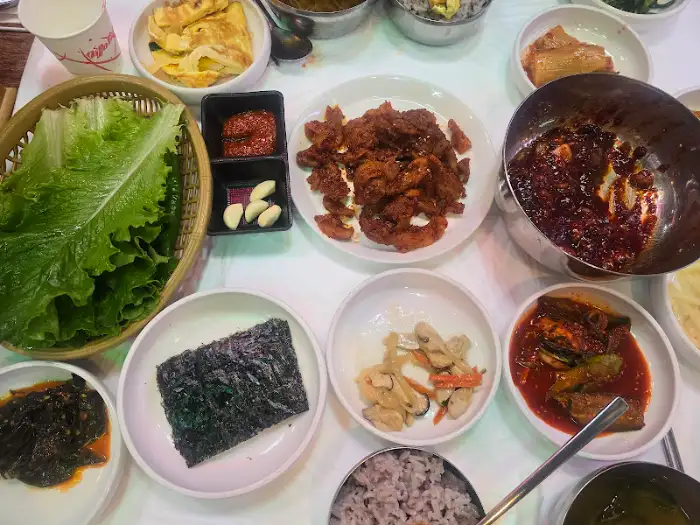 다양한 반찬과 쌈 채소