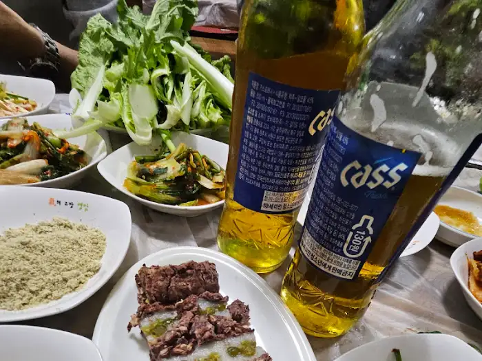 다양한 밑반찬과 쌈장, 콩가루