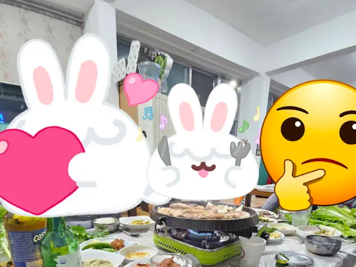 식사 중인 테이블 풍경