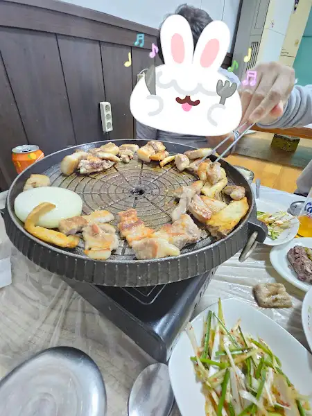 고기를 굽는 모습