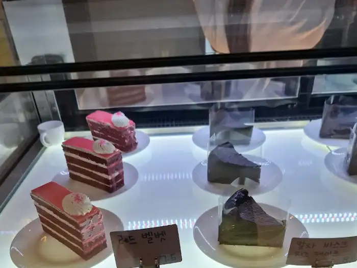 해일리 베이커리 카페 진열대