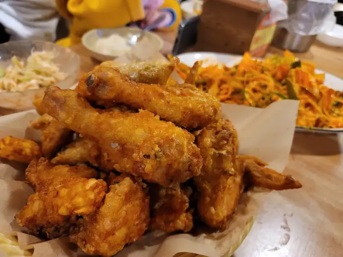 푸짐하게 쌓인 치킨 조각들