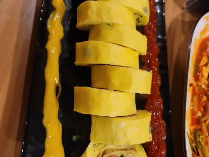 노릇노릇하게 말린 계란말이 단면