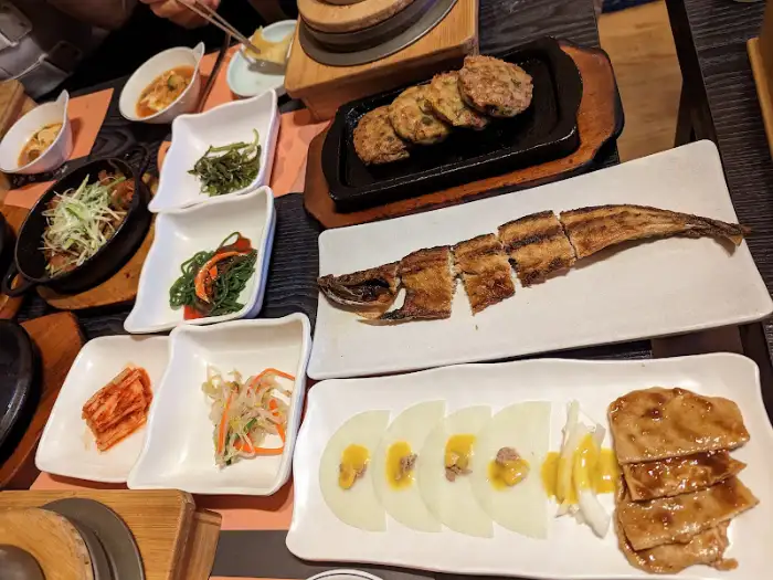 상다리 부러지게 차려진 한정식 상차림