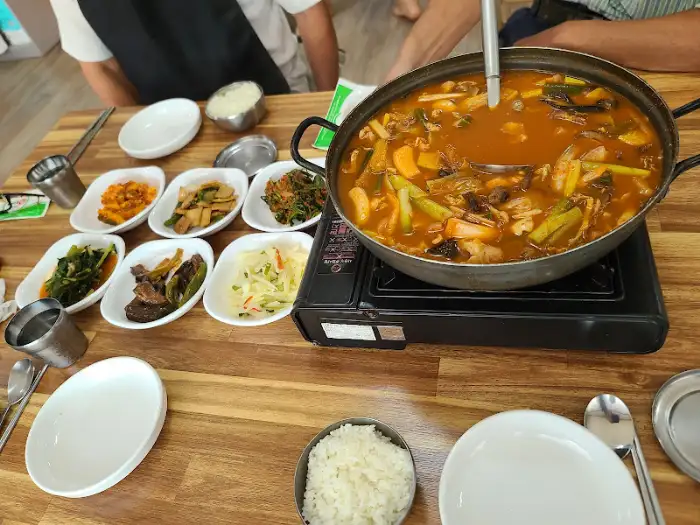 테이블에 차려진 음식들 (다른 각도)