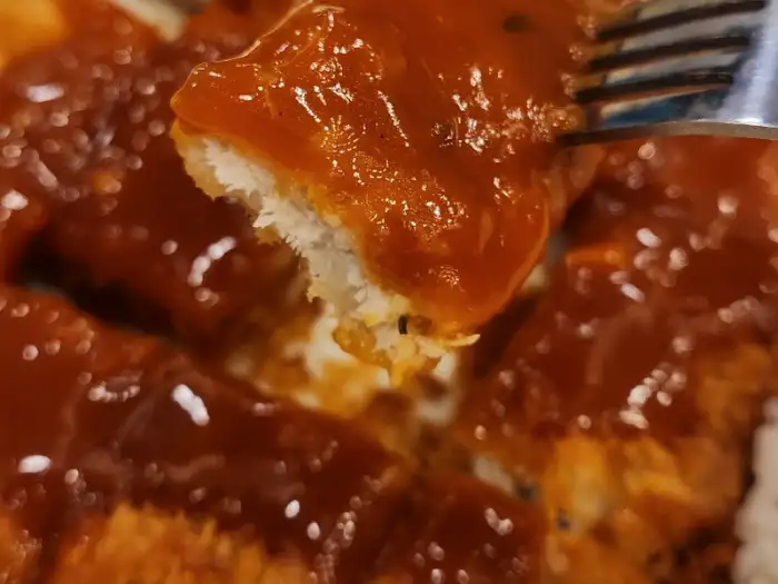 포크로 집은 돈까스 단면