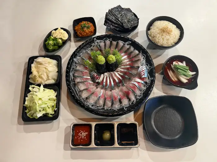 다양한 밑반찬과 메인 요리