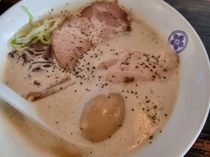 후추가 뿌려진 풍성한 국물의 라멘 클로즈업 샷